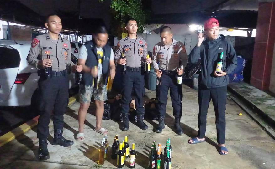 Samapta Polres Tasikmalaya Kota Gerebek dan Sita Puluhan Botol Miras di Rumah Kontrakan
