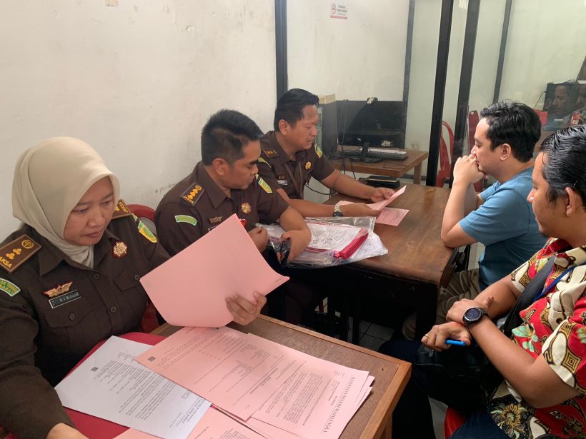 Tim Penyidik Pidsus Kejati Jabar Serahkan Tiga Tersangka dan Barang Bukti Tindak Pidana Korupsi Pasar Sindangkasih Cigasong Majalengka