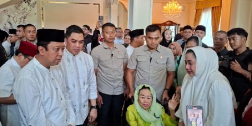 Gus Rommy Muhammad Romahurmuziy saat melayat di rumah duka Surya Dharma Ali di Jalan Cipinang Cempedak I, Jatinegara, Jakarta Timur, Kamis (31/7/2025) malam. Foto: dokumentasi/istimewa