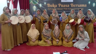 Grup rebana PLS PMI Kota Semarang berfoto bersama dalam sebuah kegiatan. Foto: dokumentasi