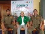 Ketua PC GP Ansor Kota Semarang Abdur Rahman bersama 2 personel Banser saat di posko aspirasi yang didirikan di Jalan Kertanegara V, Kelurahan Pleburan, Kecamatan Semarang Selatan, Kota Semarang. Foto: dokumentasi/istimewa