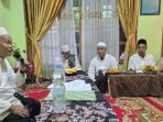 Syekh Prof. Dr. Abdul Hadi Muthohar saat memimpin rapat terbatas di Ponpes Darul Makwa Mranggen Demak, Sabtu (30/8/2025). Foto: dokumentasi/istimewa Syekh Prof. Dr. Abdul Hadi Muthohar saat memimpin rapat terbatas di Ponpes Darul Makwa Mranggen Demak, Sabtu (30/8/2025). Foto: dokumentasi/istimewa