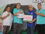 Jajaran PT Taman Satwa Semarang dan PT Dua Kelinci berfoto bersama seusai penyerahan bantuan pakan satwa secara simbolis. Foto: dokumentasi