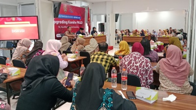 Dr. Drs. Budiyanto SH MHum saat menjadi narasumber Upgrading Komite PAUD yang digelar Dewan Pendidikan Kota Semarang di kampus Graha Wisata (Grawis) Hotel School, Jl. Puspowarno Raya, Semarang Barat Kota Semarang, Sabtu (27/9/2025) siang. Foto: Rifqi (sorotindonesia.com)