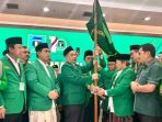 Eks Menteri Perdagangan Agus Suparmanto saat menerima bendera pataka PPP dari KH Mustofa Aqil Siradj sebagai simbol estafet kepemimpinan DPP PPP. Foto: istimewa Eks Menteri Perdagangan Agus Suparmanto saat menerima bendera pataka PPP dari KH Mustofa Aqil Siradj sebagai simbol estafet kepemimpinan DPP PPP. Foto: istimewa