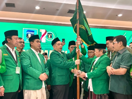 Eks Menteri Perdagangan Agus Suparmanto saat menerima bendera pataka PPP dari KH Mustofa Aqil Siradj sebagai simbol estafet kepemimpinan DPP PPP. Foto: istimewa