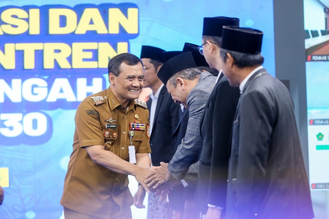 Gubernur Ahmad Luthfi memberi ucapan selamat seusai mengukuhkan pengurus Lembaga Fasilitasi dan Sinergitas Pesantren (LFSP) Provinsi Jawa Tengah periode 2025–2030 di Gedung Gradhika Bhakti Praja, Kota Semarang, Senin, 8 September 2025. Foto: dokumentasi