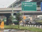 Truk Kontainer Melintang di Tol Bekasi Barat KM 12, Arus Lalu Lintas Tersendat