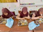 Siswi SDN 1 Bandongan Magelang saat menikmati menu MBG. Foto: istimewa Siswi SDN 1 Bandongan Magelang saat menikmati menu MBG. Foto: istimewa