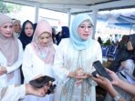 Ketua TP PKK Provinsi Jateng, Nawal Arafah Yasin saat bertemu sejumlah wartawan seusai memberikan Mauidhoh Hasanah dalam kegiatan Silaturahmi TP PKK Kabupaten Tegal, di Balai Desa Setu, Kecamatan Tarub, Kamis (23/10/2025). Foto: dokumentasi/istimewa Ketua TP PKK Provinsi Jateng, Nawal Arafah Yasin saat bertemu sejumlah wartawan seusai memberikan Mauidhoh Hasanah dalam kegiatan Silaturahmi TP PKK Kabupaten Tegal, di Balai Desa Setu, Kecamatan Tarub, Kamis (23/10/2025). Foto: dokumentasi/istimewa