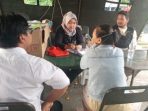 Petugas kesehatan dari Puskesmas Gayamsari saat melayani pasien di posko kesehatan yang didirikan di Jembatan Kaligawe Gayamsari, Kota Semarang, Rabu (29/10/2025) sore. Foto: Rifqi (sorotindonesia.com) Petugas kesehatan dari Puskesmas Gayamsari saat melayani pasien di posko kesehatan yang didirikan di Jembatan Kaligawe Gayamsari, Kota Semarang, Rabu (29/10/2025) sore. Foto: Rifqi (sorotindonesia.com)