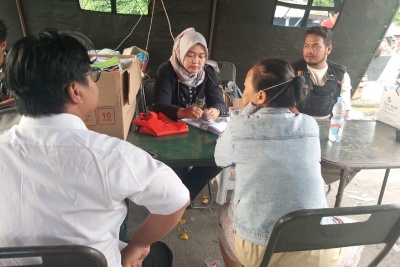 Petugas kesehatan dari Puskesmas Gayamsari saat melayani pasien di posko kesehatan yang didirikan di Jembatan Kaligawe Gayamsari, Kota Semarang, Rabu (29/10/2025) sore. Foto: Rifqi (sorotindonesia.com)
