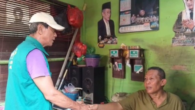 Dul Harsono saat menerima bantuan makanan dari relawan NU Peduli di WC umum Pasar Waru, Sawah Besar, Gayamsari, Kota Semarang, Sabtu (1/11/2025) siang. Foto: istimewa