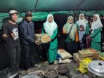 Donasi Kemanusiaan dari PC Fatayat NU Kota Semarang untuk dapur umum NU Peduli terdampak banjir yang didirikan di jembatan Kaligawe, Kecamatan Gayamsari, Kota Semarang, Kamis (30/10/2025) petang. Donasi Kemanusiaan dari PC Fatayat NU Kota Semarang untuk dapur umum NU Peduli terdampak banjir yang didirikan di jembatan Kaligawe, Kecamatan Gayamsari, Kota Semarang, Kamis (30/10/2025) petang.