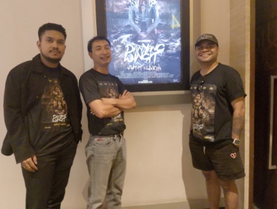 Sutradara dan Produser, Agus Riyanto (tengah) berpose bersama seusai pemutaran trailer Danyang Wingit Jumat Kliwon di DP Mall Semarang XXI, Rabu (19/11/2025). Foto: Rifqi (sorotindonesia.com)