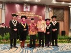 Rektor Universitas Ivet Semarang dan perwakilan Kemendiktisaintek berfoto bersama seusai Wisuda XI Unisvet yang digelar di Hotel Patra Jasa Semarang, Kamis (20/11/2025). Foto: dokumentasi