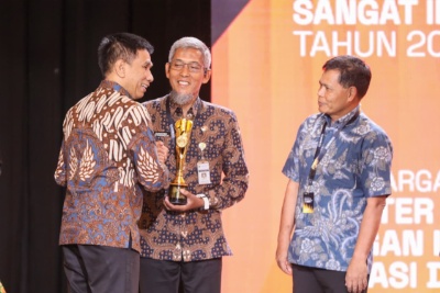 Wamendagri, Akhmad Wiyagus menyerahkan penghargaan kepada Sekda Jateng, Sumarno dalam acara pemberian penghargaan IGA 2025 di Kempinski Ballroom, Jakarta, Rabu, (10/12/2025).
