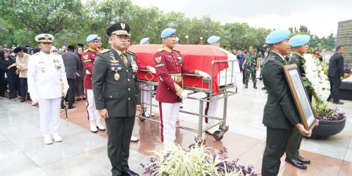 Kasad Hadiri Upacara Pemakaman Wapres Ke-6 RI Try Sutrisno